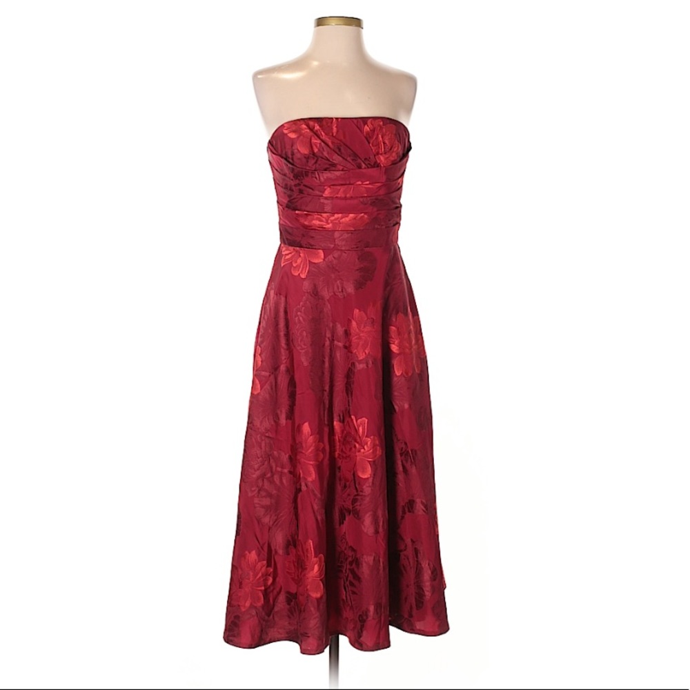 Carmen Marc Valvo • Dress • Cocktail • Red • Size 6